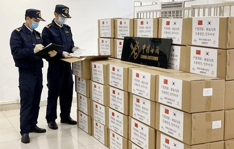 防疫物資出口，防護口罩出口人工檢驗放行現(xiàn)場圖；