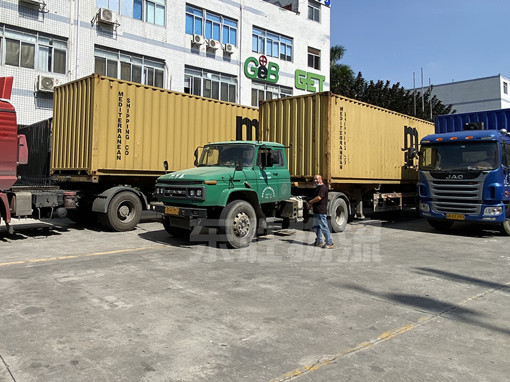 防護(hù)口罩出口到國外，防疫物資出口國外運輸，東勝物流口罩裝車現(xiàn)場圖