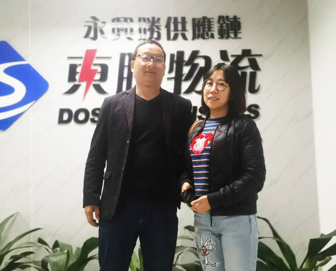 吳總在口罩出口香港運(yùn)輸后，在我司合影留念  